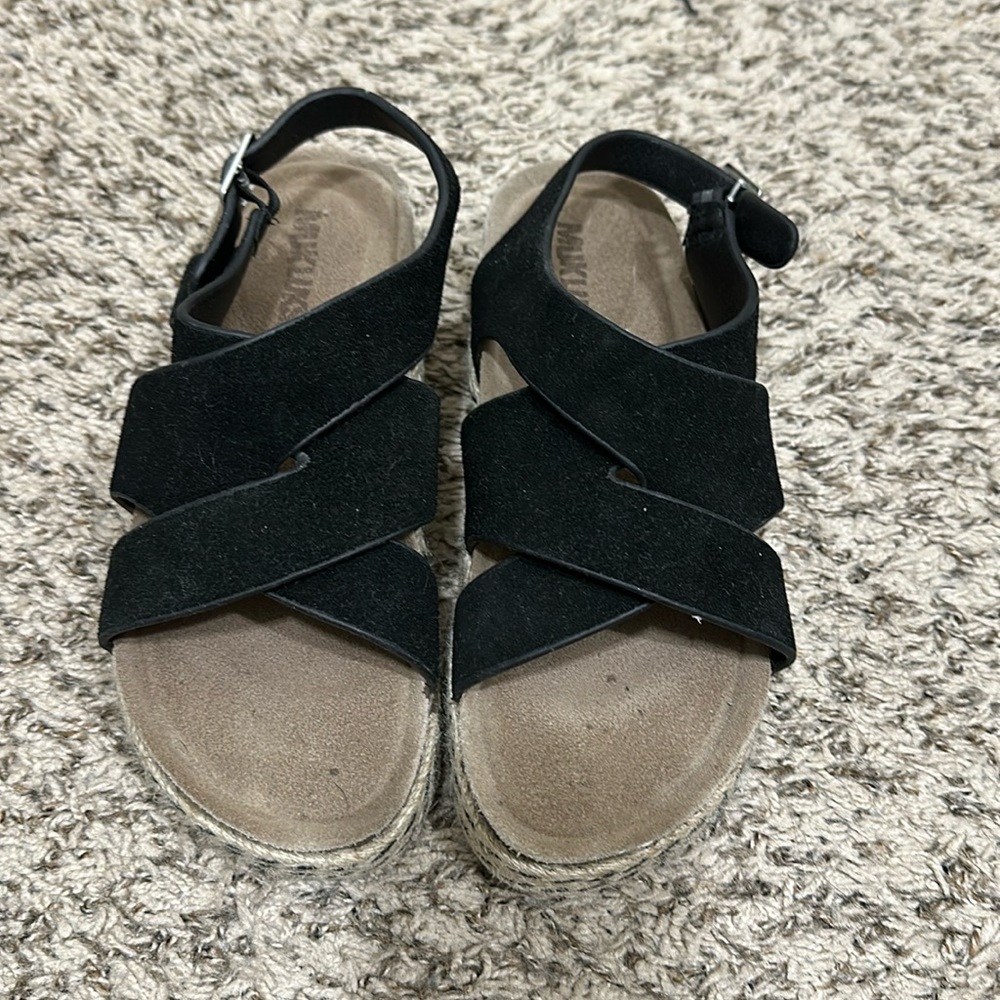 Women’s sandals. Size 38/women’s 8. Used condition.
